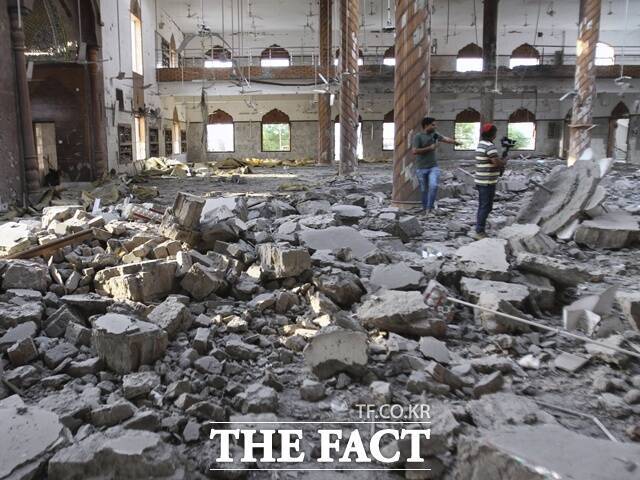 파키스탄 기자들이 7일(현지시간) 펀자브주 바하왈푸르 인근, 인도의 미사일 공격으로 파손된 사원 내부를 취재하고 있다. /AP.뉴시스