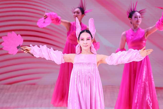 서울 국립정동극장에서 열린 개관 30주년 기념 공연 '단심' 프레스콜에서 무용수로 데뷔한 배우 채시라가 시연을 하고 있다. /연합뉴스