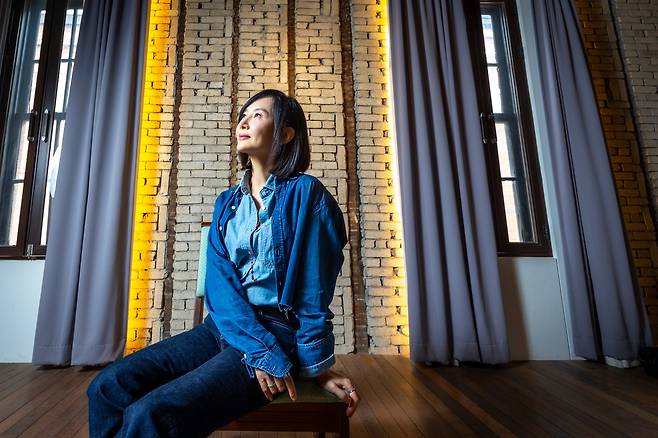 채시라는 “오랜 꿈을 마침내 이뤘다”며 “춤과 움직임만으로 이야기와 감정을 전달할 것”이라고 했다. "어려웠지만 해나가는 과정에서 기쁨을 맛봤어요. 다른 장르의 무용도 할 수 있을까 하는 기대감이 있습니다. 이것이 끝은 아니라고 생각해요.” /이신영 영상미디어 기자