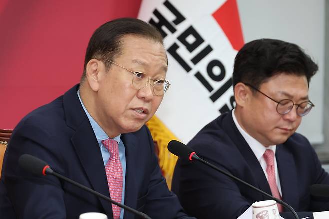 국민의힘 권영세 비상대책위원장이 10일 서울 여의도 국회에서 사상 초유의 대선 후보 교체에 대한 입장을 밝히고 있다./연합뉴스