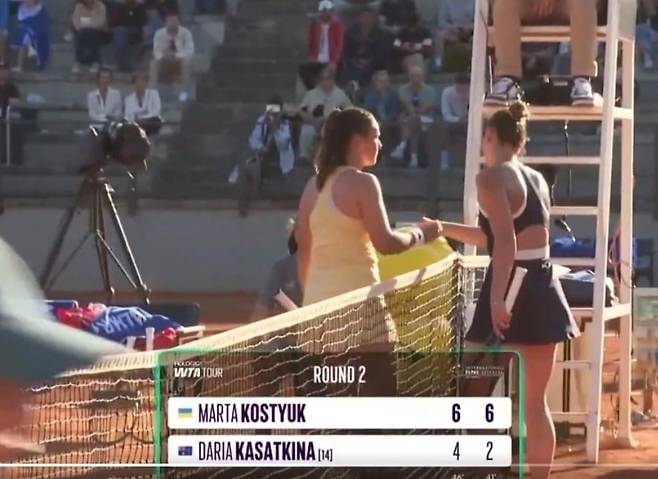 경기 종료 후 악수하는 카사트키나(왼쪽)와 코스튜크. /WTA 투어