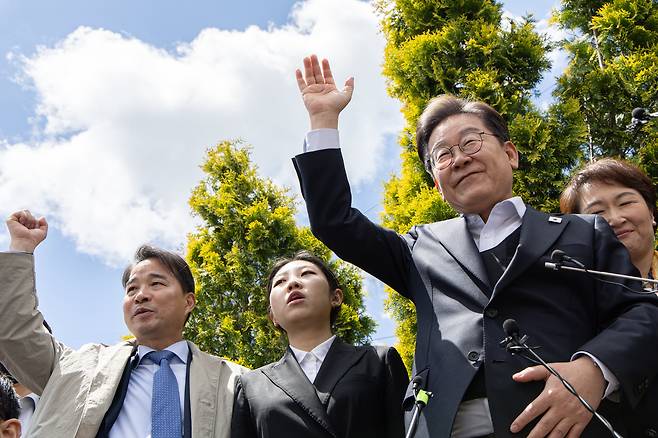 이재명 더불어민주당 대선 후보가 10일 오전 경남 함안군 가야읍 가야시장에서 연설에 앞서 시민들에게 인사하고 있다. /뉴스1