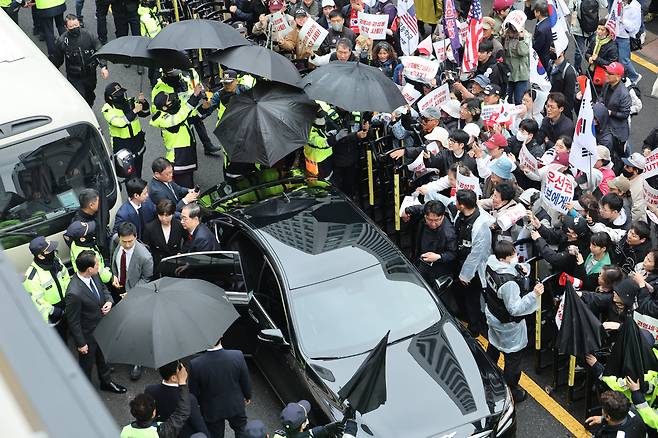 국민의힘에 입당한 한덕수 대선 예비후보가 10일 서울 여의도 캠프 사무실에서 긴급 기자회견을 하기 위해 당사로 들어서고 있다./뉴스1