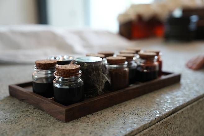 묵정의 '장'들. 묵정에서 쓰이는 고추장, 된장, 간장 등은 오스틴 강 셰프가 직접 만들고 있다. /이정수 기자