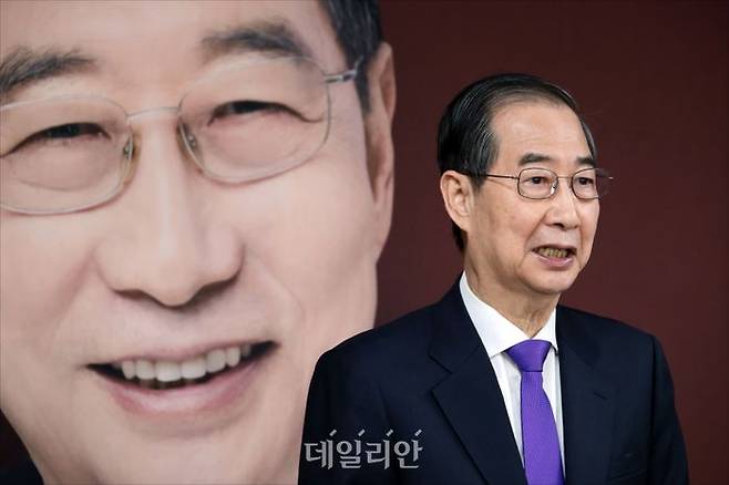 한덕수 대선 예비후보(사진)가 10일 새벽 국민의힘 입당 절차를 완료했다. ⓒ데일리안 홍금표 기자