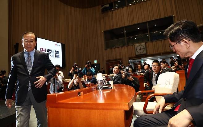 김문수 국민의힘 대통령 후보가 9일 서울 여의도 국회에서 열린 의원총회에서 지도부를 향해 "무소속을 당 후보 만들려 불법부당 수단 동원, 중단하라"며 입장을 밝히자 권영세 비대위원장이 "대단히 실망스럽다"고 발언한 뒤 의총장을 떠나고 있다. 사진=뉴스1