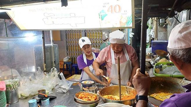 수라타니 야시장에서 판매 중인 줄서서 먹는 팟타이 집.