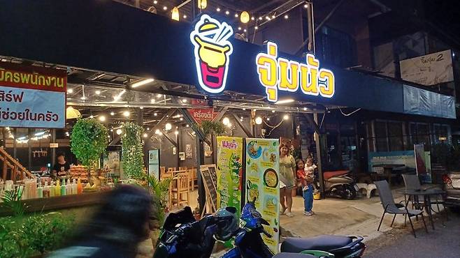 끄라비 첫날 저녁을 해결한 현지 식당.