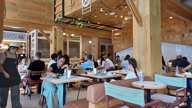 머취 & 멜로우 카페.