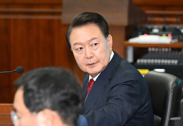 윤석열 전 대통령이 지난달 21일 서울 서초구 서울중앙지법에서 열린 내란 우두머리 혐의 형사재판 2차 공판에 출석해 있다. 사진공동취재단