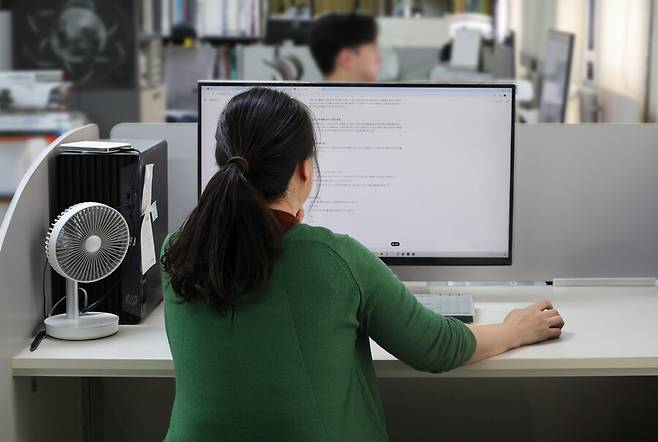 잘 쓰지만 쓸 수는 없는…. 구둘래 기자가 생성형 인공지능으로 기사 쓰기를 시도해보고 있다. 퍼플렉시티와 챗지피티의 여러 버전에서 다른 수준의 결과물이 생성되었지만, 결국은 사용할 수 없었다. 류우종 기자 wjryu@hani.co.kr