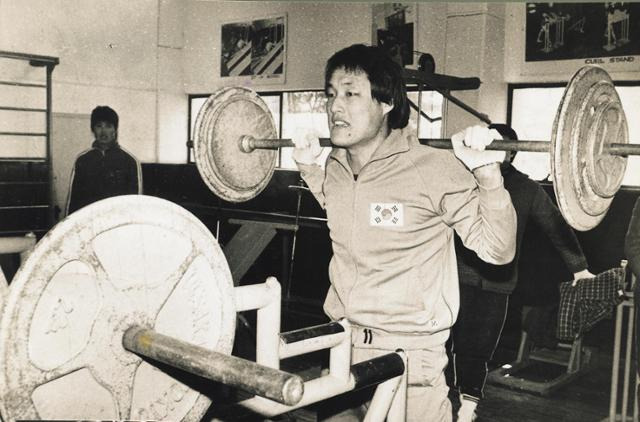 선수 시절 훈련하는 강만수. 한국일보 자료사진