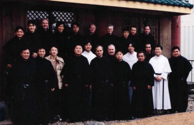 레오 14세 교황(앞줄 왼쪽 다섯 번째)이 2002년 성 아우구스티노 수도회 총장 신분으로 한국을 방문해 인천 수도원에서 수도자들과 함께 촬영한 기념사진. 성 아우구스티노회 수도회 한국지부 제공