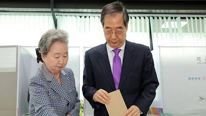 22대 총선 사전투표 첫날, 투표하는 한덕수 총리 내외