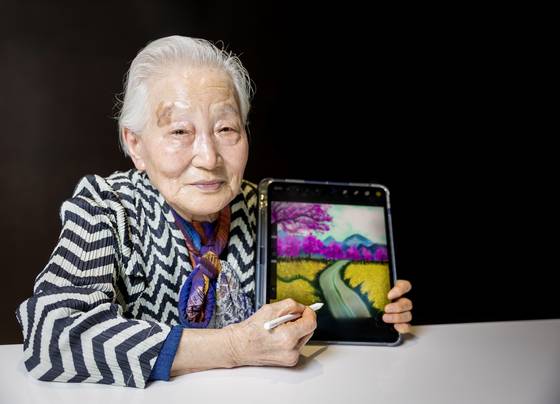 아흔이 넘은 나이에도 아이패드로 그린 그림을 SNS에 올리며 젊은 세대와 소통 중인 여유재순 작가가 중앙SUNDAY와 인터뷰하고 있다. 김정훈 기자