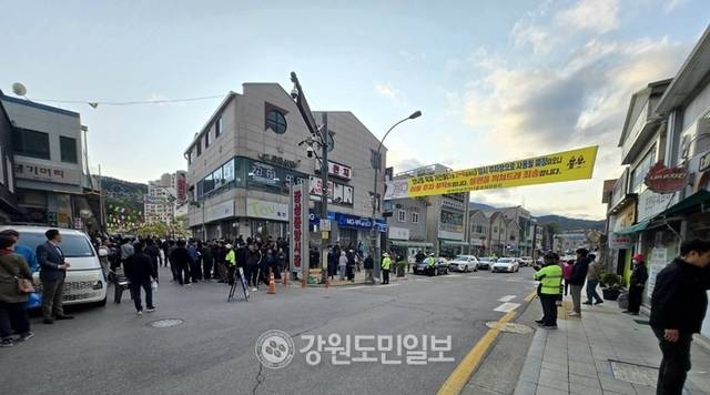 ▲ 강원 태백시 관내 제1금융기관의 2025년 1분기 예금잔액은 1조3447억원으로, 전년 같은기간(1조1706억원)에 비해 14.9%(1741억원) 증가한 반면 대출금은 전년 같은기간(3873억원) 보다 23.5%(910억원) 감소한 2963억원으로 나타났다. 태백시 장성동 거리 모습. 전인수