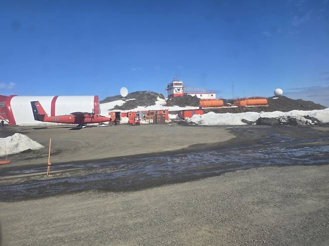 ▲킹조지섬 활주로 - 칠레 공군에서 운영하는 유일한 활주로이다