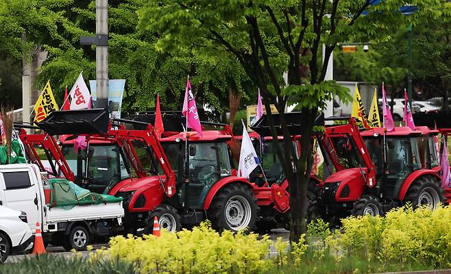 지난 9일 오후 5시께 경기도 수원시 올림픽공원 앞에서 전국농민회총연맹(전농)이 조직한 전봉준투쟁단이 트랙터를 동원한 상경 시위를 준비하고 있다. <연합뉴스>