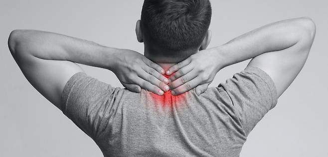 태국의 한 50대 남성이 아내에게 목 마사지를 받았다가 경동맥이 끊어지는 부상을 입었다. 아마추어의 마사지는 위험할 수 있다고 전문가가 경고했다. 목 마사지 참고 이미지./사진=게티이미지뱅크