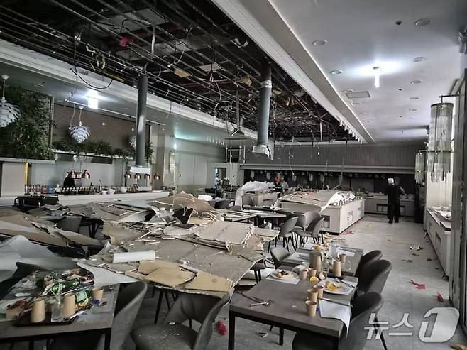 천안의 한 예식장 천장 마감재가 바닥으로 떨어지는 사고가 발생해 현장에서 식사 중이던 하객 6명이 병원으로 이송됐다. /사진=뉴스1(천안동남소방서 제공)
