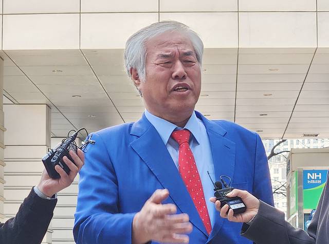 전광훈 목사가 지난달 11일 서울북부지법에서 열린 공직선거법 위반 혐의 관련 재판에 출석, 취재진의 질문에 답하고 있다. 연합뉴스