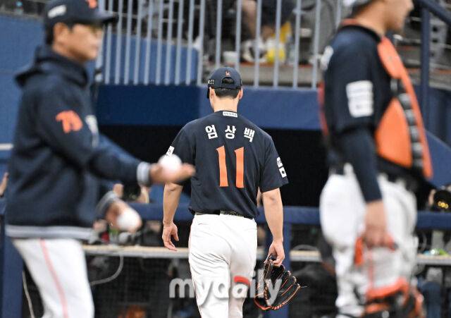 9일 오후 서울 고척동 고척스카이돔에서 진행된 '2025 프로야구 KBO리그' 키움히어로즈와 한화 이글스의 경기. 한화 엄상백이 4회말 키움 푸이그에게 홈런을 허용한 뒤 강판되고 있다./고척=송일섭 기자 andlyu@mydaily.co.kr