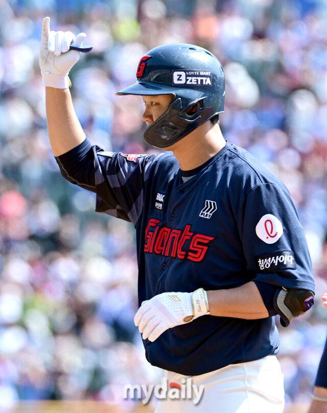 2025년 4월 26일 오후 서울 잠실구장에 진행된 '2025 신한 SOL뱅크 KBO 리그' 롯데 자이언츠와 두산 베어스의 경기. 롯데 손호영이 2회초 1사 후 안타를 친 뒤 기뻐하고 있다./마이데일리