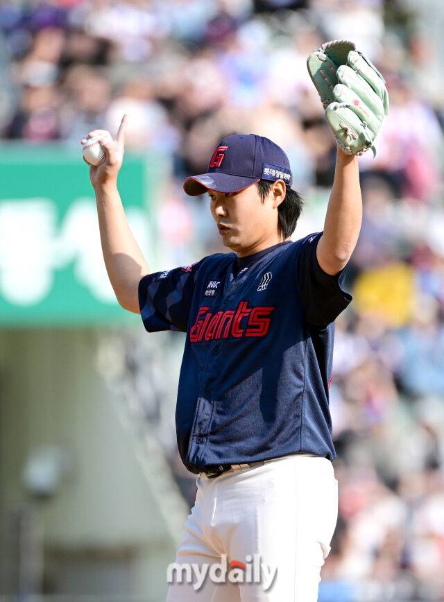 2025년 4월 26일 오후 서울 잠실구장에 진행된 '2025 신한 SOL뱅크 KBO 리그' 롯데 자이언츠와 두산 베어스의 경기. 롯데 정철원이 8회말 구원등판해 투구를 준비하고 있다./마이데일리