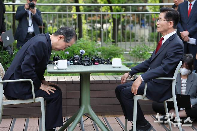 지난 8일 당시 김문수 국민의힘 대통령 후보와 한덕수 무소속 대선 예비후보가 서울 여의도 국회 강변서재에서 후보 단일화 관련 공개 회동을 하고 있는 모습. 황진환 기자