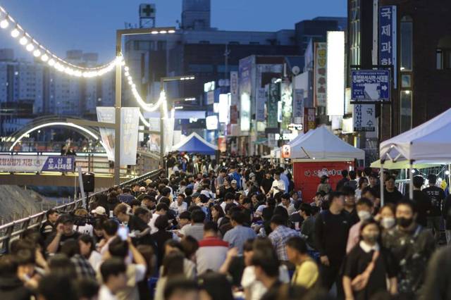 강원 원주 ‘우산천 골목형 상점가 야시장’이 많은 시민으로 붐비고 있다. 원주시