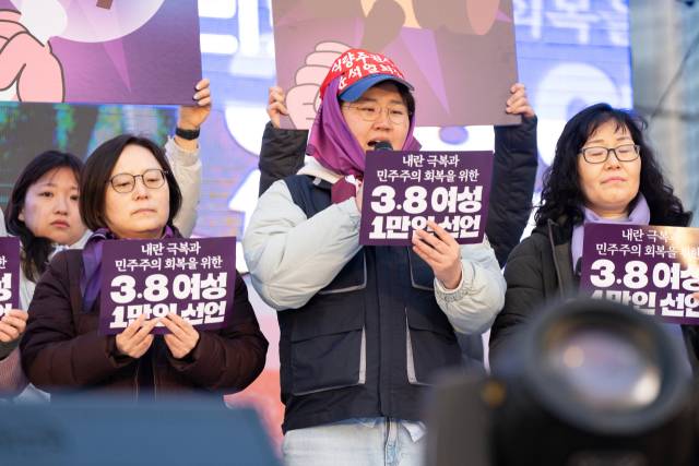 ▲ '3.8 세계 여성의날'을 맞아 광화문 집회 현장에서 여성 1만인 선언에 동참한 후주 씨. ⓒ김후주