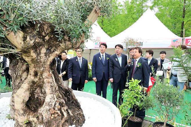 9일 전북 전주시 전주월드컵광장 일대에서 개막한 ‘제5회 전주정원산업박람회’에서 우범기(왼쪽 네 번째) 전주시장 등 주요 인사들이 행사장을 둘러보며 정원 해설을 듣고 있다. 전주시 제공