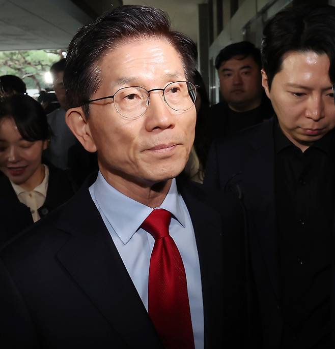 국민의힘 김문수 후보가 10일 서울 양천구 남부지방법원에서 열린 후보 선출취소 효력정지 가처분 심문기일에 출석하고 있다. 뉴스1