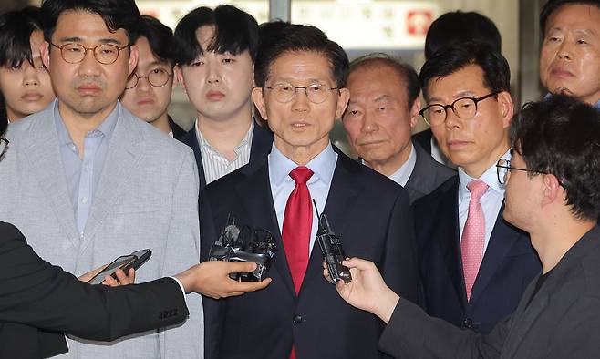 국민의힘 김문수 대선 후보가 10일 서울 양천구 서울남부지방법원에서 열린 당의 후보 선출 취소 가처분신청 사건 심문 기일에 출석한 뒤 법정을 나서며 발언하고 있다. 연합뉴스