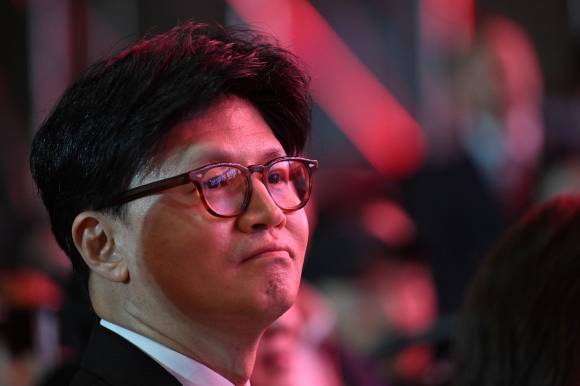 국민의힘 한동훈 대선 경선 후보가 3일 경기 고양시 킨텍스에서 열린 국민의힘 전당대회에서 국민의힘 대선 후보로 선출된 김문수 후보의 수락 연설을 지켜보고 있다. 2025.5.3 공동취재