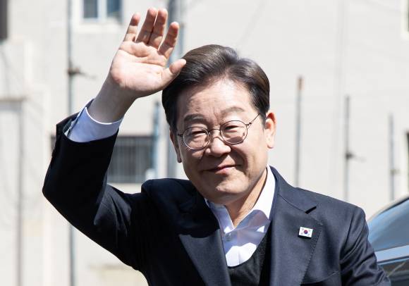 경청투어에 나선 이재명 더불어민주당 대선 후보가 10일 오전 경남 창녕군 창녕읍 창녕정기시장에 도착한 후 시민들을 향해 인사하고 있다. 2025.5.10 뉴스1