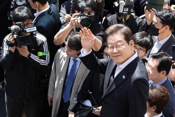 경청투어에 나선 이재명 더불어민주당 대선 후보가 10일 오전 경남 창녕군 창녕읍 창녕정기시장에서 연설을 하기 전 시민들에게 인사하고 있다. 2025.5.10 뉴스1