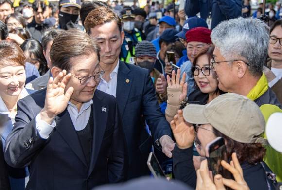 경청투어에 나선 이재명 더불어민주당 대선 후보가 10일 오전 경남 창녕군 창녕읍 창녕정기시장에서 시민들에게 인사를 하고 있다. 2025.5.10 뉴스1