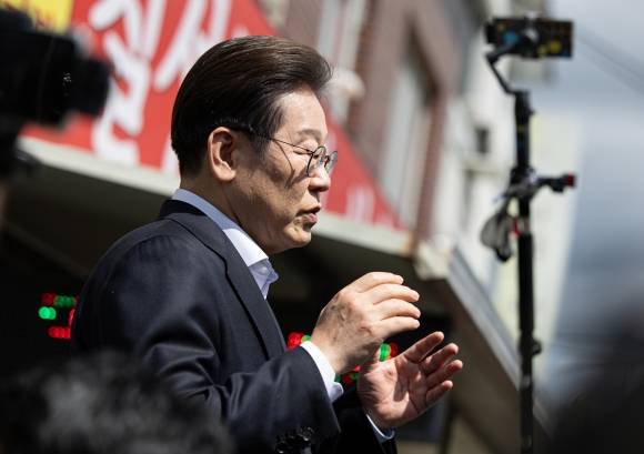 경청투어에 나선 이재명 더불어민주당 대선 후보가 10일 오전 경남 창녕군 창녕읍 창녕정기시장에서 연설을 하고 있다. 2025.5.10 뉴스1