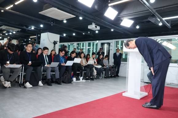 국민의힘에 입당한 한덕수 대선 예비후보가 10일 서울 여의도 중앙당사에서 현안 관련 긴급 기자회견을 마친 후 인사하고 있다. 2025.5.10 뉴스1