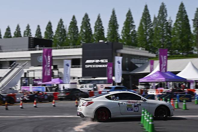 화려한 짐카나는 현장을 찾은 관람객들의 시선을 집중시켰다. 사진 김학수 기자