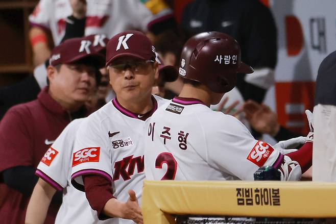 홍원기 키움 감독이 지난 9일 한화전에서 솔로 홈런을 친 이주형을 축하하고 있다. 연합뉴스