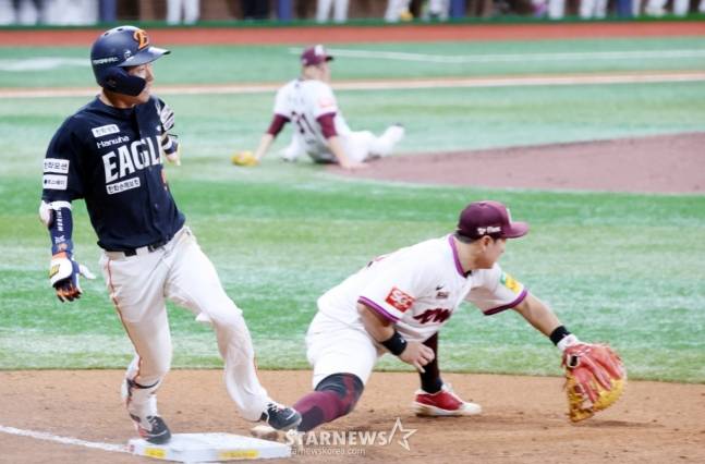 한화 1번타자 황영묵이 9일 고척스카이돔에서 열린 2025 KBO리그 키움히어로즈와 한화이글스 경기 7회초 무사 1,3루 내야땅볼을 치고 1루에서 세이프되고 있다. /사진=강영조 선임기자