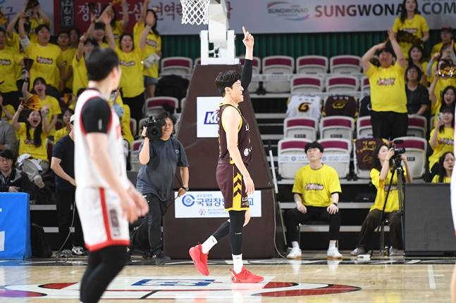 LG 허일영(가운데). /사진=KBL 제공