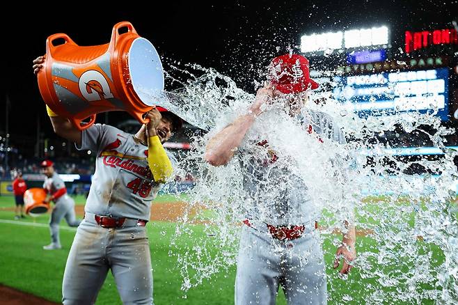 세인트루이스 투수 페디(오른쪽)는 10일(한국시간) 내셔널스파크에서 열린 '2025 메이저리그' 워싱턴전에서 선발 등판했다. 이날 9이닝 무실점으로 생애 첫 완봉승을 챙겨 팀 6연승에 혁혁한 공을 세웠다. 연합뉴스 AFP