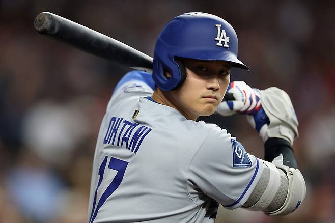 다저스 투타 겸업 스타 오타니는 10일(한국시간) 체이스필드에서 열린 '2025 메이저리그' 애리조나전에서 1번 지명타자로 선발 출전했다. 9회초 결승 홈런포에 이어 4타점을 기록해 팀 승리에 혁혁한 공을 세웠다. 연합뉴스 AFP