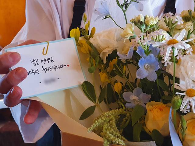 11일 오후 창원시 성산구의 한 야키니쿠 식당 사장이 가수 남진의 데뷔 60주년을 축하하기 위해 구입한 꽃다발을 보여주고 있다.