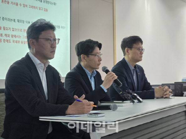 김희섭 PR센터장을 비롯해 임봉호 MNO 사업부장, 류정환 네트워크인프라센터장이 일일브리핑을 하고 있다(사진=이데일리DB)
