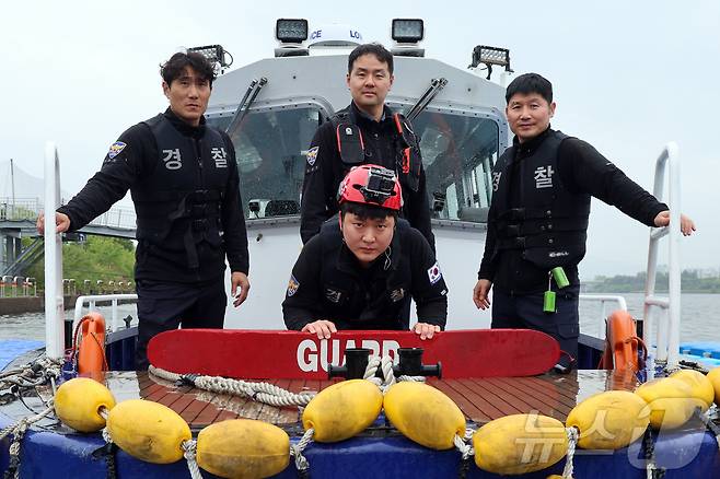 김용혁 서울경찰청 한강경찰대장(경정)이 9일 오전 서울 마포구 한강경찰대 망원센터 계류장에서 뉴스1과 인터뷰 전 대원들과 포즈를 취하고 있다. 왼쪽부터 시계방향으로 유호선 수상안전 3팀장(경감), 김 대장, 구자정 수상안전 3팀 팀원(경위), 이정렬 수상안전 3팀 팀원(경장). 2025.5.9/뉴스1 ⓒ News1 황기선 기자