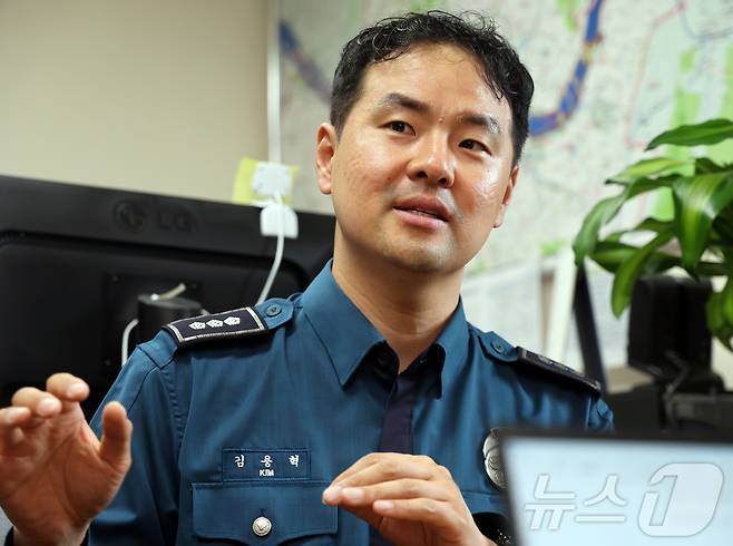 김용혁 서울경찰청 한강경찰대장(경정)이 9일 오전 서울 마포구 한강경찰대 망원한강치안센터에서 뉴스1과 인터뷰를 하고 있다. 2025.5.9/뉴스1 ⓒ News1 황기선 기자